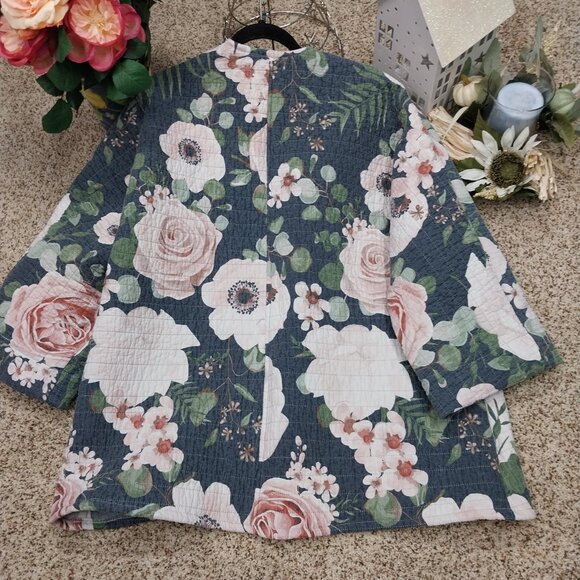 3387 Size 1X/XL Quilted Coat, Made from a Quilt In Grey, Green and Pink Floral. - Picture 6 of 6